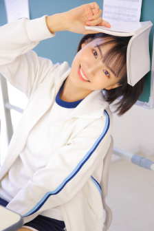 男生亲吻女生胸部